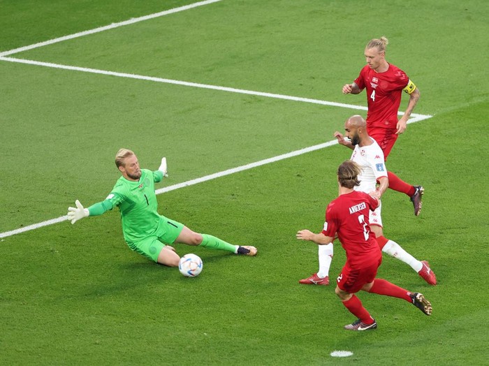 Soccer Football - FIFA World Cup Qatar 2022 - Group D - Denmark v Tunisia - Education City Stadium, Al Rayyan, Qatar - November 22, 2022 Denmark's Andreas Cornelius in action with Tunisia's Yassine Meriah and Dylan Bronn REUTERS/Kai Pfaffenbach