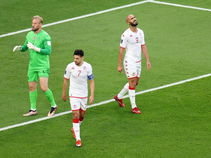 Soccer Football - FIFA World Cup Qatar 2022 - Group D - Denmark v Tunisia - Education City Stadium, Al Rayyan, Qatar - November 22, 2022 Denmark's Andreas Cornelius in action with Tunisia's Yassine Meriah and Dylan Bronn REUTERS/Kai Pfaffenbach