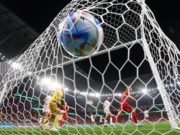 Soccer Football - FIFA World Cup Qatar 2022 - Group D - Denmark v Tunisia - Education City Stadium, Al Rayyan, Qatar - November 22, 2022 Denmark's Andreas Cornelius in action with Tunisia's Yassine Meriah and Dylan Bronn REUTERS/Kai Pfaffenbach