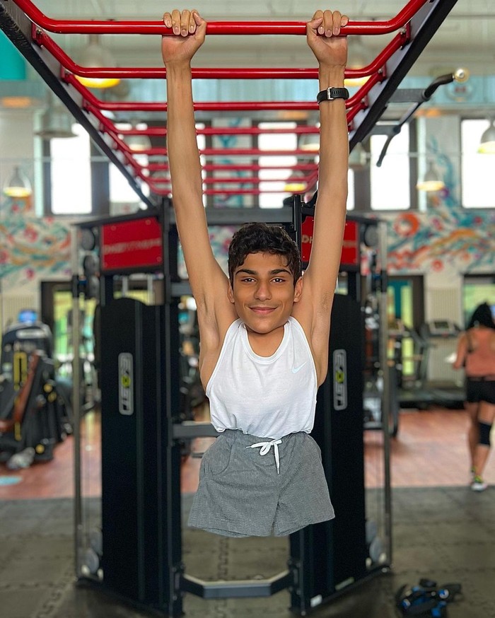 Pembukaan Piala Dunia 2022 telah resmi dibuka di Qatar pada Minggu (20/11/2022) malam. Salah satu hal yang menyita perhatian dalam pembukaan tersebut adalah saat seorang difabel Ghanim Al Muftah melantunkan potongan ayat suci Al-Qur'an.