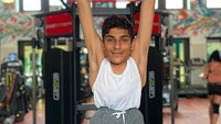 Lelaki kelahiran 5 Mei 2002 ini divonis dengan penyakit langka Caudal Regression Syndrome (CDS) sejak lahir. Kelainan tersebut mengganggu perkembangan bagian bawah (kaudal) tubuh dari pengidapnya yang mencakup punggung bagian bawah hingga saluran pencernaan.