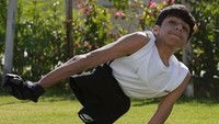 Dengan kondisi tersebut, Ghanim pun enggan menggunakan kursi roda untuk berjalan. Sebaliknya, ia lebih memilih untuk berjalan dengan kedua tangannya lantaran berpegangan pada keyakinan untuk memaksimalkan apa yang ia miliki.
