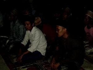 Momen Sakral Warga Cianjur Zikir di Antara Reruntuhan Rumah