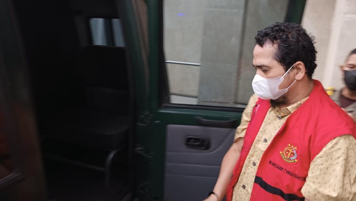 Tersangka EHP saat ditahan oleh penyidik Kejati Banten
