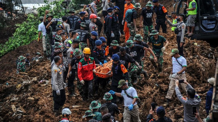 Tim SAR Evakuasi Korban Longsor Akibat Gempa di Cianjur Tim SAR gabungan terus melakukan pencarian korban longsor akibat gempa di Cugenang, Cianjur, Jawa Barat. Siang tadi, tim SAR berhasil mengevakusi korban yang tertimbun longsor.