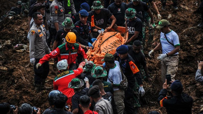 Tim SAR Evakuasi Korban Longsor Akibat Gempa di Cianjur Tim SAR gabungan terus melakukan pencarian korban longsor akibat gempa di Cugenang, Cianjur, Jawa Barat. Siang tadi, tim SAR berhasil mengevakusi korban yang tertimbun longsor.