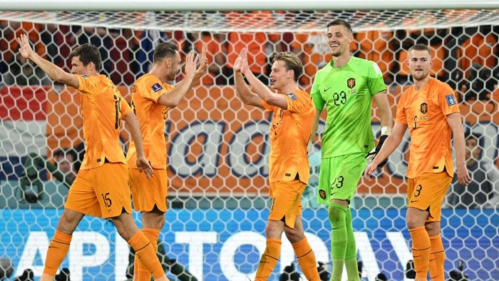 DOHA, QATAR - NOVEMBER 21: Netherlands players celebrate their 2-0 victory in the FIFA World Cup Qatar 2022 Group A match between Senegal and Netherlands at Al Thumama Stadium on November 21, 2022 in Doha, Qatar. (Photo by Stuart Franklin/Getty Images)