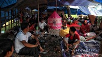Warga disana masih membutuhkan makanan, obat-obatan dan aliran listrik karena rumah mereka yang hancur akibat gempa.