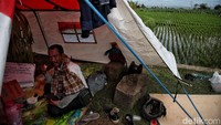 Banyak warga disana mengungsi di luar rumah pinggir sawah karena takut gempa susulan.