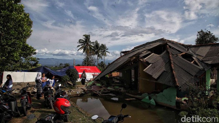 Dampak gempa Cianjur yang merenggut ratusan nyawa membuat sejumlah warga membutuhkan bantuan. Salah satunya, warga di Kampung Munjul Satu.