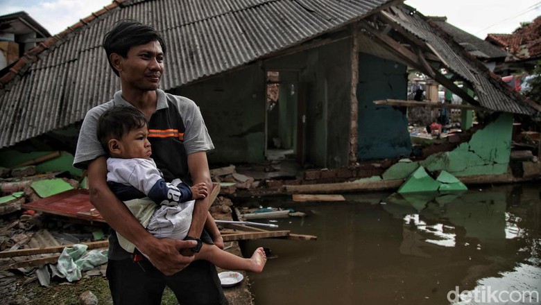 Dampak gempa Cianjur yang merenggut ratusan nyawa membuat sejumlah warga membutuhkan bantuan. Salah satunya, warga di Kampung Munjul Satu.
