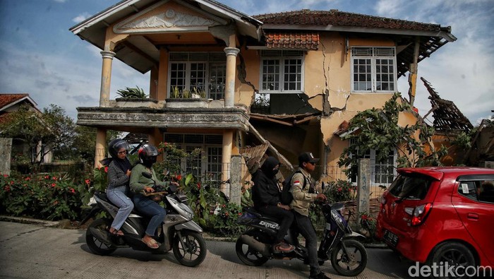 Dampak gempa Cianjur yang merenggut ratusan nyawa membuat sejumlah warga membutuhkan bantuan. Salah satunya, warga di Kampung Munjul Satu.
