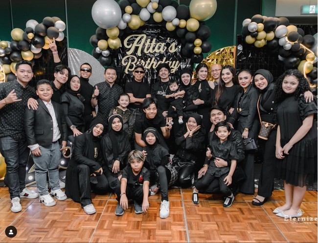 Pesta kejutan ulang tahun Atta Halilintar itu tampak ramai dihadiri oleh keluarganya. Ayah, ibu, serta adik-adik Atta terlihat ikut hadir dan berfoto bersama. Begitu pula dengan keluarga Aurel Hermansyah. Seluruh yang hadir tampak kompak mengenakan busana berwarna hitam. Foto: Instagram/@aurelie.hermansyah
