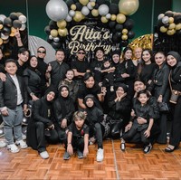 Pesta kejutan ulang tahun Atta Halilintar itu tampak ramai dihadiri oleh keluarganya. Ayah, ibu, serta adik-adik Atta terlihat ikut hadir dan berfoto bersama. Begitu pula dengan keluarga Aurel Hermansyah. Seluruh yang hadir tampak kompak mengenakan busana berwarna hitam. Foto: Instagram/@aurelie.hermansyah
