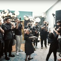 Awalnya Aurel meminta Atta untuk menutup mata terlebih dahulu. Dan ketika masuk ke lokasi pesta kejutan ulang tahun, barulah lampu dinyalakan dan terlihat para anggota keluarga sudah menantikan kehadiran Atta dan Aurel. Atta yang sedang menggendong Ameena pun tampak terkejut. Foto: YouTube/AH