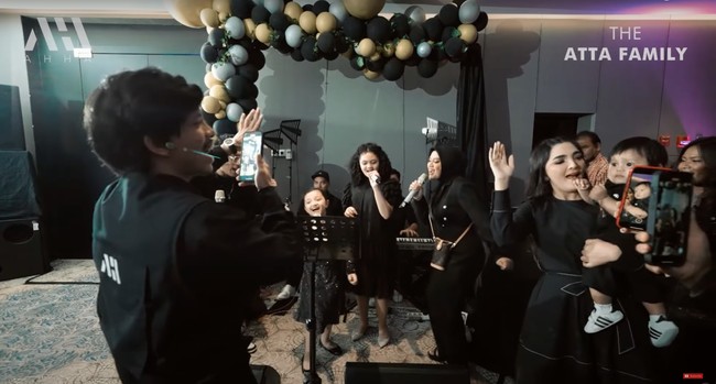 Untuk meramaikan suasana, Aurel bersama Arsy dan Amora terlihat bernyanyi dan berjoget bersama. Atta dan Ashanty yang sedang menggendong Ameena juuga ikut berjoget. Foto: YouTube/AH
