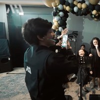 Untuk meramaikan suasana, Aurel bersama Arsy dan Amora terlihat bernyanyi dan berjoget bersama. Atta dan Ashanty yang sedang menggendong Ameena juuga ikut berjoget. Foto: YouTube/AH