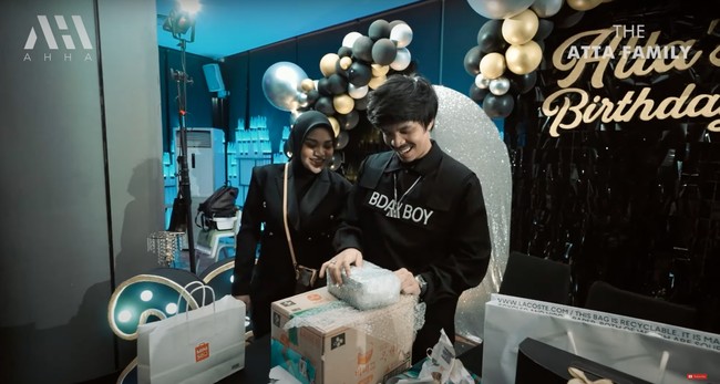Atta pun tampak mendapat banyak kado dari para tamu yang datang. Kado-kado tersebut kemudian dibuka oleh Atta dibantu dengan sang istri, Aurel Hermansyah. Mulai dari baju, topi hingga jam tangan mewah diterima oleh Atta sebagai kado. Foto: YouTube/AH