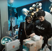 Atta pun tampak mendapat banyak kado dari para tamu yang datang. Kado-kado tersebut kemudian dibuka oleh Atta dibantu dengan sang istri, Aurel Hermansyah. Mulai dari baju, topi hingga jam tangan mewah diterima oleh Atta sebagai kado. Foto: YouTube/AH