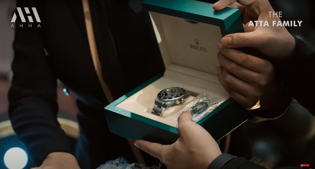 Ashanty dan Anang terlihat memberikan Atta tangan silver dari merek mewah Rolex. Rolex Sea-Dweller Oyster 43mm, Oystersteel 2022 itu dibanderol dengan harga sekitar Rp 192 juta. Foto: Instagram/@aurelie.hermansyah