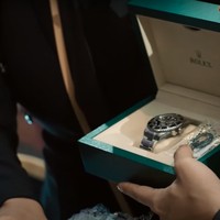 Ashanty dan Anang terlihat memberikan Atta tangan silver dari merek mewah Rolex. Rolex Sea-Dweller Oyster 43mm, Oystersteel 2022 itu dibanderol dengan harga sekitar Rp 192 juta. Foto: Instagram/@aurelie.hermansyah