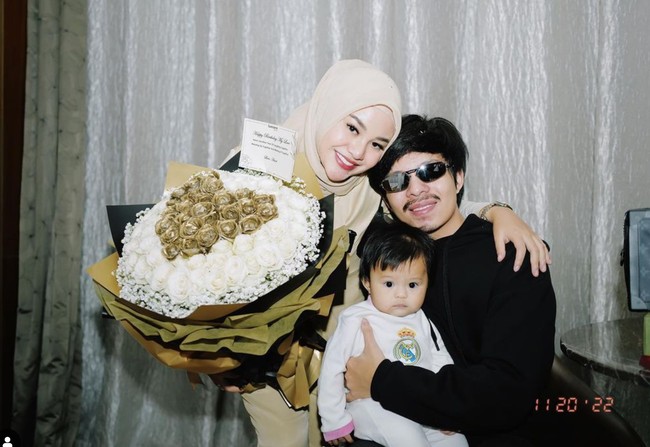 Ulang tahun Atta Halilintar tahun ini pastinya terasa lebih lengkap dan meriah dengan kehadiran sang anak, Ameena Nur Atta. Begini potret ketiganya saat bersama. Foto: Instagram/@aurelie.hermansyah