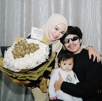 Ulang tahun Atta Halilintar tahun ini pastinya terasa lebih lengkap dan meriah dengan kehadiran sang anak, Ameena Nur Atta. Begini potret ketiganya saat bersama. Foto: Instagram/@aurelie.hermansyah
