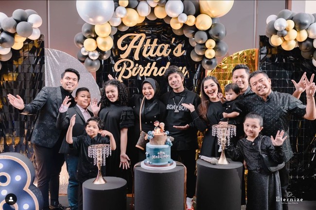 Tepat pada tanggal 20 November 2022 Atta Halilintar resmi berulang tahun yang ke-28. Untuk merayakan ulang tahun sang suami, Aurel Hermansyah membuat sebuah kejutan ulang tahun di salah satu restoran mewah. Foto: Instagram/@aurelie.hermansyah