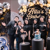 Tepat pada tanggal 20 November 2022 Atta Halilintar resmi berulang tahun yang ke-28. Untuk merayakan ulang tahun sang suami, Aurel Hermansyah membuat sebuah kejutan ulang tahun di salah satu restoran mewah. Foto: Instagram/@aurelie.hermansyah