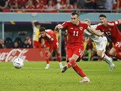 Penalti untuk Wales! Bale diganjal Zimmerman sehingga wasit menunjuk titik putih. Bale sendiri yang mengambil penalti itu lalu melepaskan tembakan kaki kiri ke sudut atas gawang AS. Skor berubah menjadi 1-1 di menit ke-82.