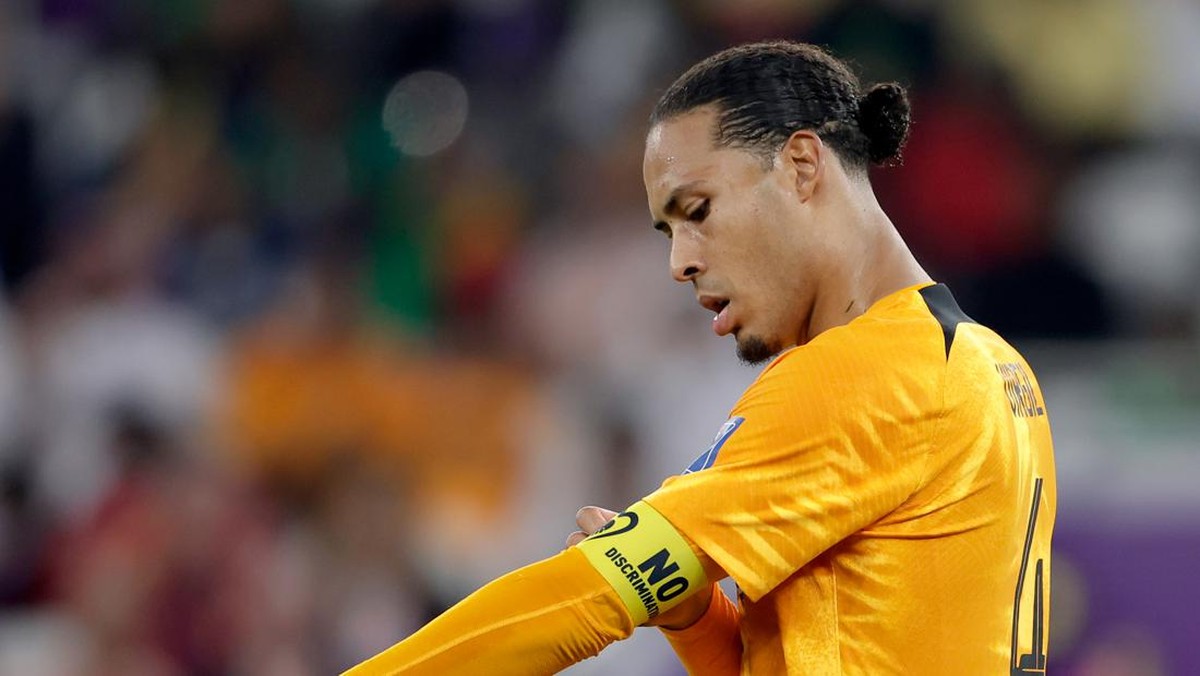 Virgil van Dijk batal memakai ban kapten pelangi di Piala Dunia 2022. (Foto: Getty Images/Soccrates Images)