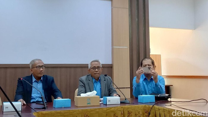 Wakil Ketua MWA UNS Prof Hasan Fauzi saat konferensi pers di kampus UNS, Selasa (22/11/2022).