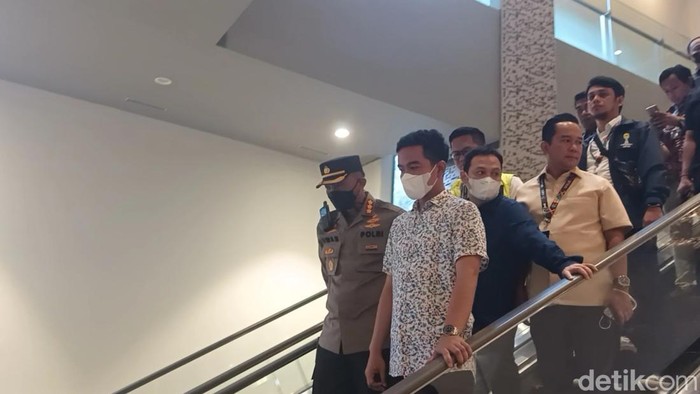 Wali Kota Solo Gibran Rakabuming dan Kapolresta Solo  Kombes Iwan Saktiadi di lokasi Munas HIPMI Solo, Selasa (22/11/2022).