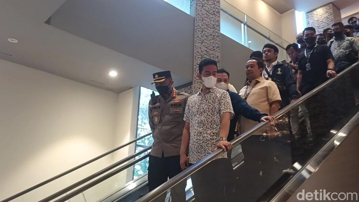 Wali Kota Solo Gibran Rakabuming dan Kapolresta Solo  Kombes Iwan Saktiadi di lokasi Munas HIPMI Solo, Selasa (22/11/2022).