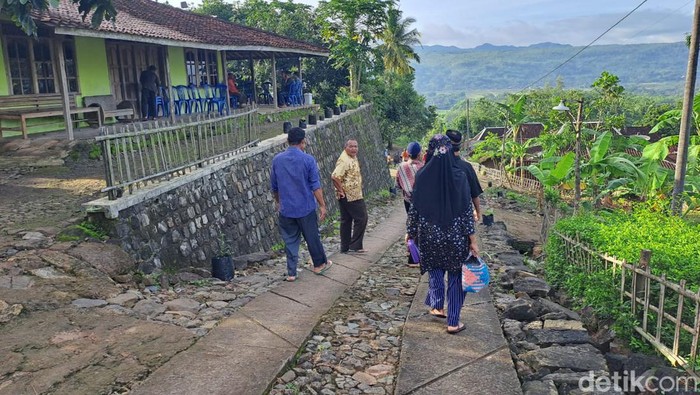 Warga berdatangan melayat korban kecelakaan maut Gunung Pegat, di Dusun Bendungan Desa Kulurejo Kecamatan Nguntoronadi Wonogiri, Selasa (22/11/2022).