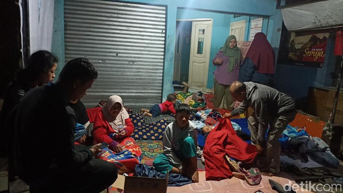 Warga Cianjur tidur di luar rumah karena khawatir terjadi gempa susulan dengan kekuatan yang besar