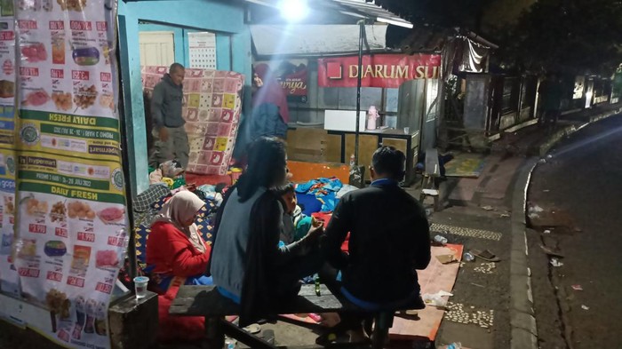 Warga Cianjur tidur di luar rumah karena khawatir terjadi gempa susulan dengan kekuatan yang besar