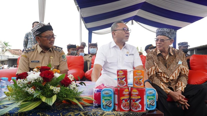 Wow, Ikan Sarden RI Tembus Pasar Australia Menteri Perdagangan Zulkifli Hasan (Zulhas) melepas ekspor ikan sarden produk dalam negeri ke Australia senilai US$ 902.000 atau Rp 14,1 miliar (kurs Rp 15.700).
