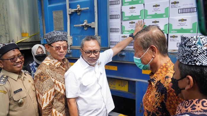 Wow, Ikan Sarden RI Tembus Pasar Australia Menteri Perdagangan Zulkifli Hasan (Zulhas) melepas ekspor ikan sarden produk dalam negeri ke Australia senilai US$ 902.000 atau Rp 14,1 miliar (kurs Rp 15.700).