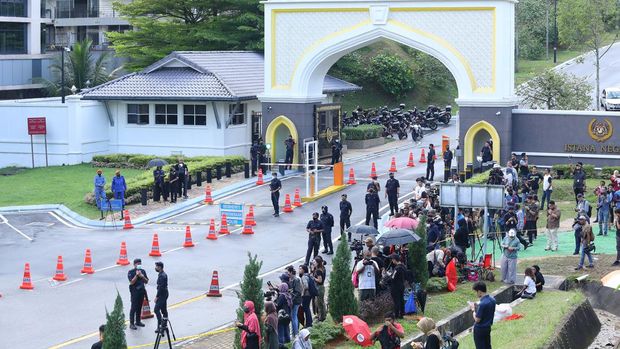 Police and pers members gather in front of the gate 2 of the Istana Negara in Kuala Lumpur, Malaysia on November 22, 2022. Dato' Seri Anwar Ibrahim and Dato' Seri Muhyiddin Yassin were told to address the Yang di-Pertuan Agong to discuss the 10th Prime Minister of Malaysia. (Photo by Farid bin Tajuddin/Anadolu Agency via Getty Images)