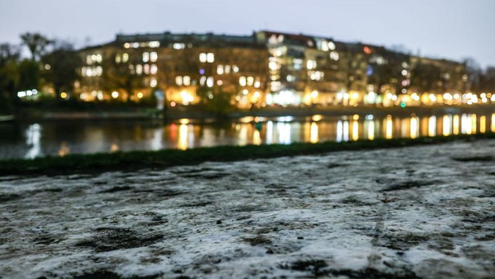 1245001033 BERLIN, GERMANY - NOVEMBER 22: A pile of snow gathered on a pavement with street lights in the background on November 22, 2022 in Berlin, Germany. Winter has arrived in Germany with subzero temperatures as the country continues to face an uncertain energy market due to the consequences of Russia's ongoing war in Ukraine. While natural gas reserves are full and the government has finalized a price cap scheme on electricity and heating costs for consumers, many Germans remain concerned whether they will be able to afford their energy bills and whether energy supplies will be stable over the coming months. (Photo by Omer Messinger/Getty Images)