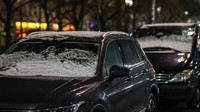 Sejumlah mobil tertutup salju pada 22 November 2022 di Berlin, Jerman.