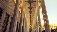 Terkait menara masjid yang disebut sebagai menara tertinggi di dunia. Djamaa el Djazair memiliki menara setinggi 265 meter. Menara ini juga diklaim sebagai bangunan tertinggi di Afrika. Pada bagian puncak menara terdapat area observasi yang bisa dimanfaatkan untuk berbagai penelitian dan pengamatan. Foto: Getty Images/iStockphoto