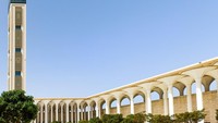 Masjid Djamaa el Djazair berdiri di atas lahan seluas 400.000 meter persegi dengan bangunan yang dibuat menghadap ke Laut Mediterania. Masjid ini sebenarnya tidak terlalu luas karena sebagai masjid megah, ruang sholatnya hanya mampu menampung 37.000 jamaah. Tapi secara keseluruhan, area masjid mampu menampung hingga 120.000 jamaah. Foto: Getty Images/iStockphoto