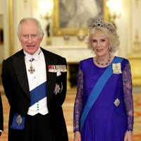 Camilla Parker Bowles menjadi sorotan dunia setelah disebut-sebut sebagai selingkuhan Pangeran Charles saat masih menikah dengan Putri Diana. Camilla dinilai menjadi penghancur hubungan rumah tangga Pangeran Charles dan Putri Diana karena kebersamaan mereka yang bahkan tidak ditutupi. Foto: Getty Images/Chris Jackson