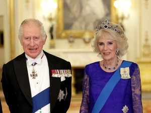 Camilla Perdana Pakai Tiara Safir Ratu Elizabeth di Acara Jamuan Negara