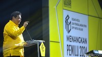 Airlangga Hartarto memberikan sambutan saat menghadiri Rakornas Media dan Penggalangan Opini (MPO) DPP Partai Golkar di Jakarta, Selasa (22/11/2022) malam.