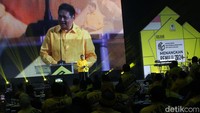 Airlangga menegaskan persaingan yang ada saat ini yakni melawan partai lain, bukan kawan sendiri. Airlangga menyatakan akan terus melakukan evaluasi.