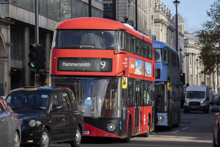 Para sopir bus melakukan aksi mogok di London. Aksi itu untuk menuntut kenaikan gaji dari pemerintah.