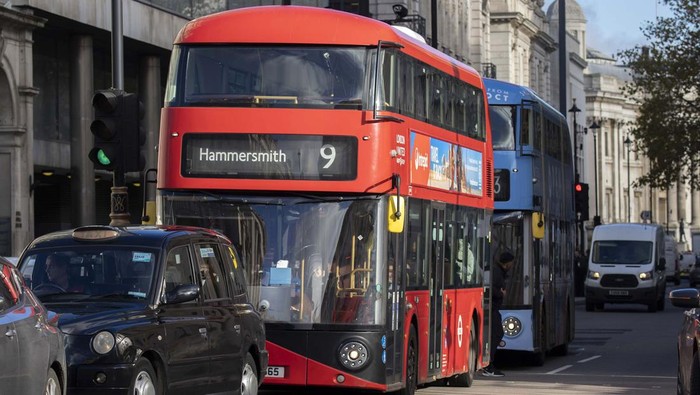 Aksi Mogok Sopir Bus di London Para sopir bus melakukan aksi mogok di London. Aksi itu untuk menuntut kenaikan gaji dari pemerintah.